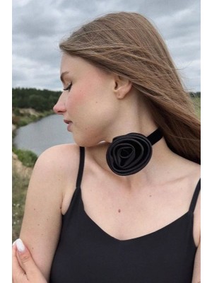 Kokoş Siyah Renk Gül Detaylı Choker Kolye