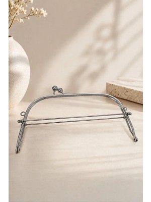 Velanee Gümüş Renk Kavisli Çift Topuzlu Öpücük Klipsli Metal Çanta Bursu 22 cm
