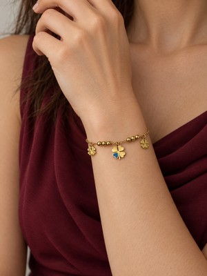 Şansın Mavi Imzası – Üç Yonca Figürlü Gold Renk Boncuk Detaylı Kadın Charm Bileklik