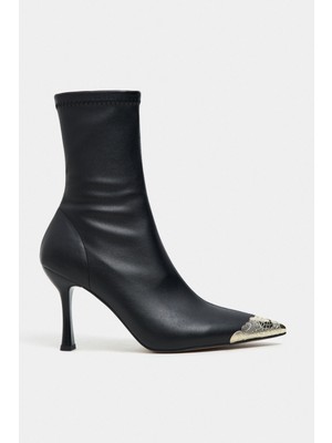 Nişantaşı Shoes Eby Siyah Mat Ön Aksesuar Detay Ince Topuklu Fermuarlı Sivri Burun Kadın Bot
