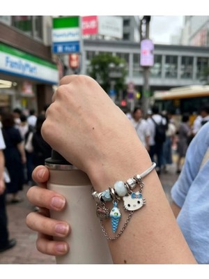 Lunarie Mavi Hello Kitty ve Dondurmalı Dolu Charm Kelepçe Bileklik – Gümüş Renk Kararmaz Çelik Kadın Bileklik