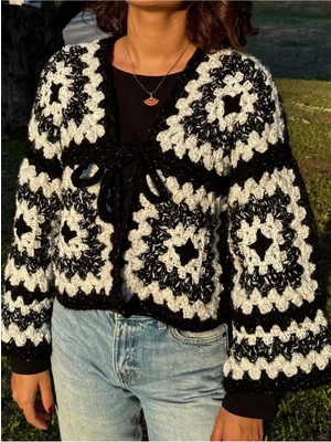 Hobilanka Motifli Oversize Model Örgü Hırka, Çok Renkli El Örgüsü Hırka - Siyah, Beyaz