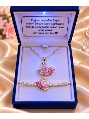Bijutakı Pembe Taşlı Kuğu Figürlü Kolye Bileklik 2’li Takı Seti Gümüş Renk Mavi Işıklı Kutu