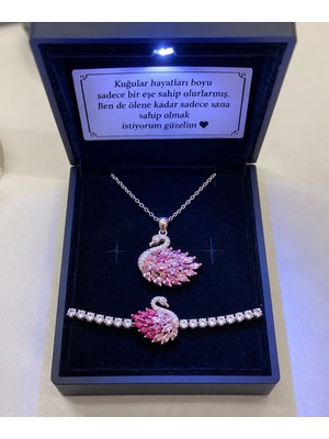 Bijutakı Pembe Taşlı Kuğu Figürlü Kolye Bileklik 2’li Takı Seti Gümüş Renk Siyah Işıklı Kutu
