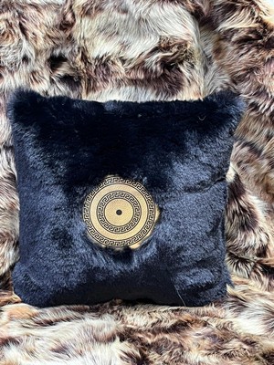 Sancak Deri Halı Gold Detaylı Peluş Kırlent