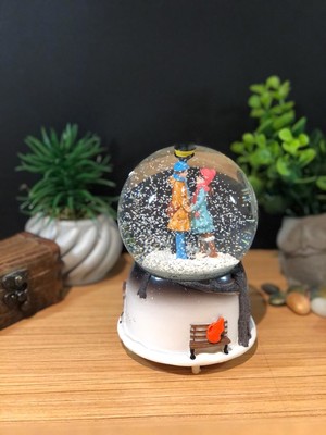 Lapidaria Çiko Toys Sokak Lambası Altında Buluşan Romantik Çiftler Püskürtmeli Müzikli ve Işıklı Büyük Boy Kar Küresi