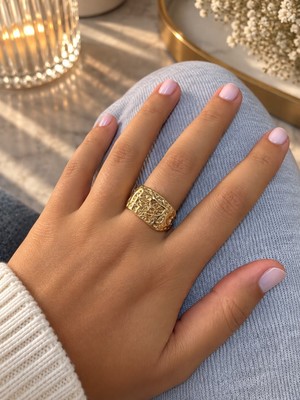 Mare Butik Gold Kare Form Kabartma Desenli Çelik Yüzük