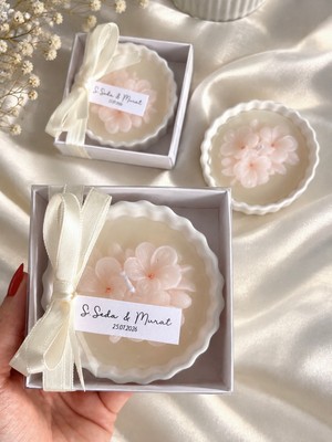 A V Concept 25 Adet Kişiselleştirilebilir Çiçekli Taş Tozu Mum - Nişan, Nikah, Düğün, Doğum Günü, Bebek Şekeri Hediyeliği (9x3 Cm)