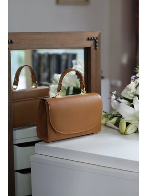 Moom Bag Kadın Karamel Oval Kapak Detaylı Askılı Omuz Çantası