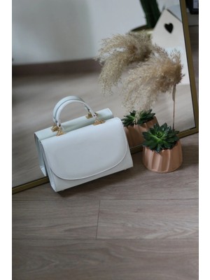 Moom Bag Kadın Beyaz Rugan Oval Kapak Detaylı Askılı Omuz Çantası