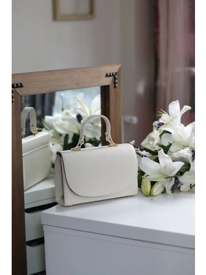 Moom Bag Kadın Krem Oval Kapak Detaylı Askılı Omuz Çantası