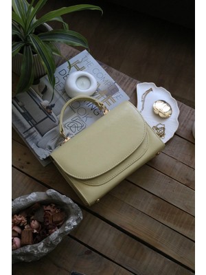 Moom Bag Kadın Butter Yellow Oval Kapak Detaylı Askılı Omuz Çantası