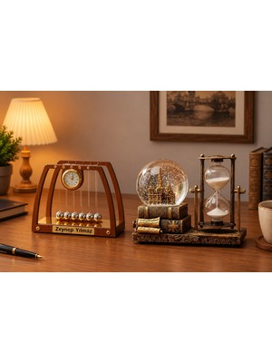 Keyfim Shop Kişiye Özel Isim Yazılı Ahşap Newton’s Cradle Masa Saati & Nostaljik Kar Küresi Kum Saati Dekoratif Masa Aksesuarı