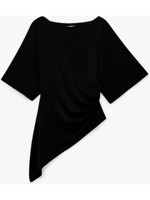 Koton Slim Fit Asimetrik Kesim Kayık Yaka Drapeli Kısa Kollu Bluz