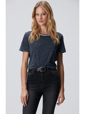 Network Antrasit Yaka Taş Detaylı T-Shirt