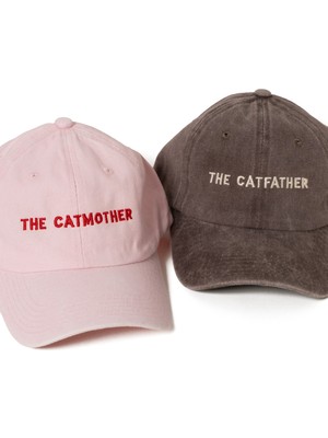 Nome Studio Nakışlı Şapka Catfather ve Catmother Kedi Annesi Kedi Babası Kahve Toz Pembe Üstüne Bej ve Kırmızı Renk Yazı Nakışlı Şapka Eskitme Kumaşlı ve Yazı Nakışlı Pamuklu Şapka Kedi Sever