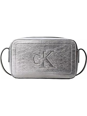 Calvin Klein Kadın Metalik Suni Deri Monogram Logolu Ayarlanabilir Çapraz Askılı Fermuarlı Gümüş Çanta LV04F3896G-3JH