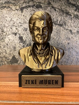 Riva Self Zeki Müren Büst Figür – 13 cm Altın Sarısı Koleksiyonluk Heykelcik & Dekoratif Masaüstü Süsü