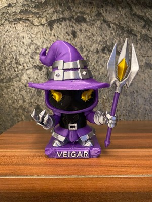 Riva Self Veigar Figür – 13 cm Mor Şapkalı & Asalı Koleksiyonluk Oyuncak & Masaüstü Dekoratif Heykel