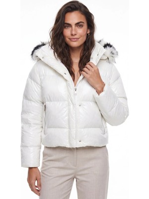 Juuuj Beyaz Polyester Kumaş Kapüşonlu Kısa Kesim Fermuarlı ve Cep Detaylı Astarlı Puffer Mont