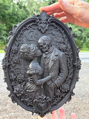 Szd Design Gotik Çift ve Iskelet Figürlü Dekoratif Oval Duvar Panosu Romantik Gotik Tarz Duvar Dekoru Barok Çerçeveli Iskelet Aşıklar Kabartmalı Duvar Aksesuarı