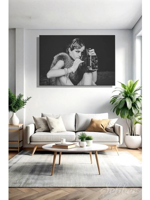 Şehzat Design Vintage Fotoğraf Makinası Tutatan Kürk Detaylı Şık Bir Kadın Manken Yatay Kanvas Tablo Tekli 3451