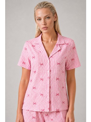 Ekose Fiyonk Desenli Şortlu Pijama Takımı Kadın Kısa Kollu Düğmeli Yazlık Rahat Pembe Pijama Takımı 4634