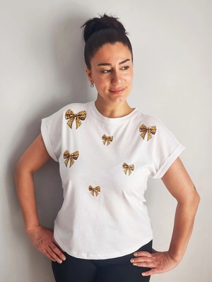 İnci Türkay Kadın Tasarım T-Shirt Leopar Fiyonk Kurdela Baskı ve Taş Işleme Detaylı Büyük Beden Düşük Kol Beyaz Bluz