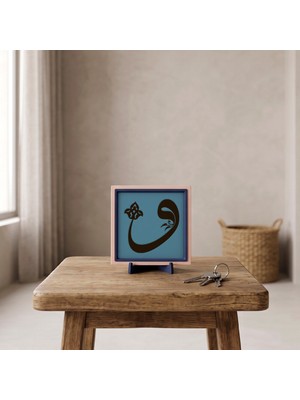 Miaju Lale ve "vav" Harfi Yazılı Kare Obje, Çalışma Alanları ve Yaşam Alanları Için Çerçeveli Hat Sanatı Tasarımı 10X10 Cm, Yeni Mekân Kutlamasına Özel Dekoratif Hediye