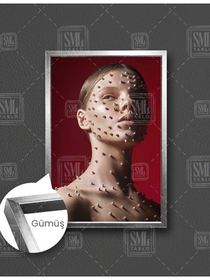 SML Tablo Yüzünde Inciler Olan Model Make Up Kuaför Çerçeveli Dikey Kanvas Tablo