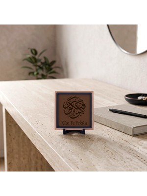 Miaju Kûn Fe Yekûn Yazılı Kare Obje Masaüstü Dekoru, Çerçeveli Manevi Hat Sanatı Tasarımı 10X10 Cm, Yeni Başlangıçlara Eşlik Eden Özel Armağan