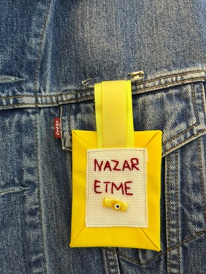 Ziv "nazar Etme" Sloganlı Sarı Kurdeleli ve Boncuk Detaylı El Yapımı Kumaş Broş