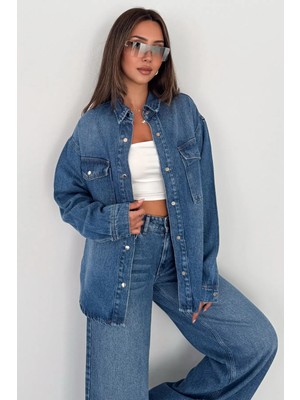 Hlt Jeans Kadın Açık Mavi Oversize Cepli Düğmeli %100 Tencel Kot Gömlek (2 Beden Küçük Alın) SOFİA-6002