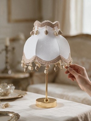 dekovien Ekru Kadife Kaplı Gold Püsküllü Başlık Gold Metal Ayaklı Klasik Model Abajur 50X30CM