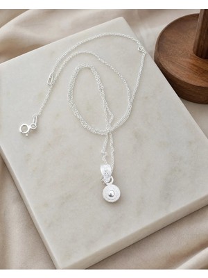 Arvenia Silver Minimal Yuvarlak Rozet Küre Detaylı Zincirli Kadın 925 Ayar Gümüş Kolye