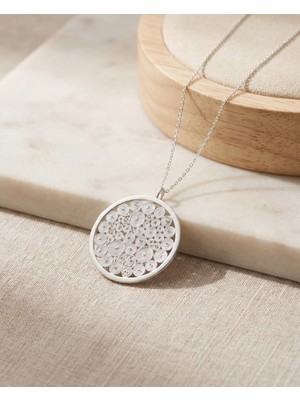 Arvenia Silver Düz Çerçeveli Çiçek Desenli Yuvarlak Madalyon Kadın 925 Ayar Gümüş Kolye