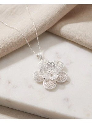 Arvenia Silver Büyük Çift Katlı Beş Yapraklı Çiçek Motifli Telkari Kadın 925 Ayar Gümüş Kolye