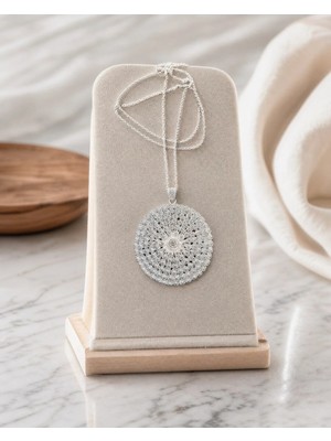 Arvenia Silver Büyük Boy Dairesel Çiçek Desenli Yuvarlak Madalyon Kadın 925 Ayar Gümüş Kolye