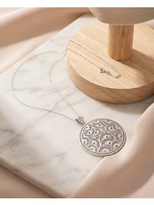 Arvenia Silver Kıvrımlı Yelpaze Desenli Büyük Madalyon Telkari Kadın 925 Ayar Gümüş Kolye