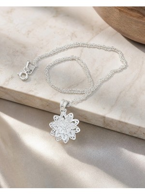 Arvenia Silver Çok Yapraklı Ortası Kabartmalı Çiçek Motifli Telkari Kadın 925 Ayar Gümüş Kolye