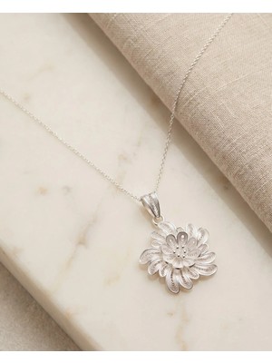 Arvenia Silver Kasımpatı Çiçeği Motifli Çok Katmanlı Telkari Kadın 925 Ayar Gümüş Kolye