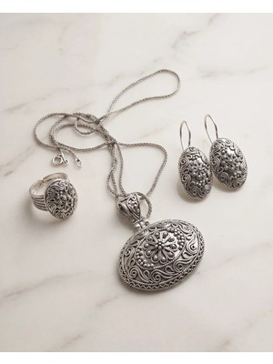 Arvenia Silver Kabartma Desenli Oval Madalyon Kadın 925 Ayar Gümüş Kolye Küpe Yüzük Takı Seti
