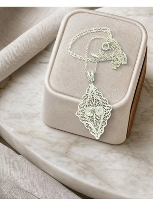 Arvenia Silver Dantel Kenarlı Uzun Baklava Motifli Telkari Kadın 925 Ayar Gümüş Kolye