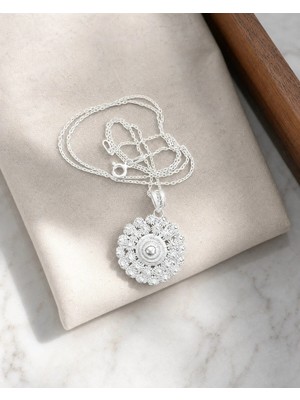 Arvenia Silver Çiçek Çerçeveli Yuvarlak Rozet Top Detaylı Zincirli Kadın 925 Ayar Gümüş Kolye