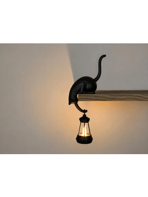 Askılı Kedi Raf Dekoru 24 cm - LED Fenerli Minimalist Salon & Balkon Aksesuarı - Estetik Kitaplık ve Masa Üstü Biblo Hediyelik Obje - Pilli Tealight Mum Hediyeli Ev & Ofis Dekorasyonu