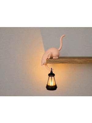 Askılı Kedi Raf Dekoru 24 cm - LED Fenerli Minimalist Salon & Balkon Aksesuarı - Estetik Kitaplık ve Masa Üstü Biblo Hediyelik Obje - Pilli Tealight Mum Hediyeli Ev & Ofis Dekorasyonu