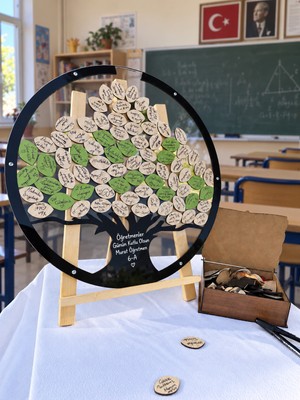 Evlilik Sepetim Öğretmenler Gününe Özel Siyah Hayat Ağacı Yuvarlak Hatıra Anı Kutusu (50 CM) Ahşap Kalem ve Şövale Hediyeli