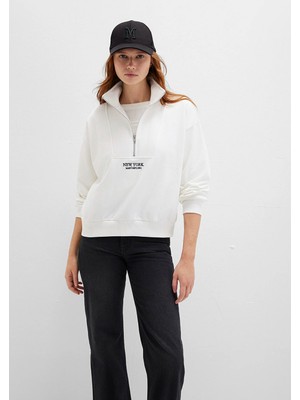 Mavi Yarı Fermuarlı Sırt Baskılı Ekru Sweatshirt 1S10502-70057