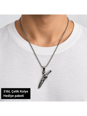 Herşey Nota Işlemeli Figürlü Erkek Kolye – 316L Çelik Detaylı ve Şık Erkek Aksesuarı