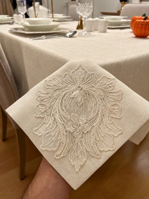Zeren Home Lotus Dantel Detaylı Simli Krem Renk Dertsiz Masa Örtüsü , El Işçiliği Fransız Dantel